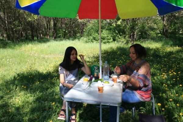 stol_raskladnoy_120kh60kh70_54sm_4_tabureta_25kh29kh39sm_tset_seryy