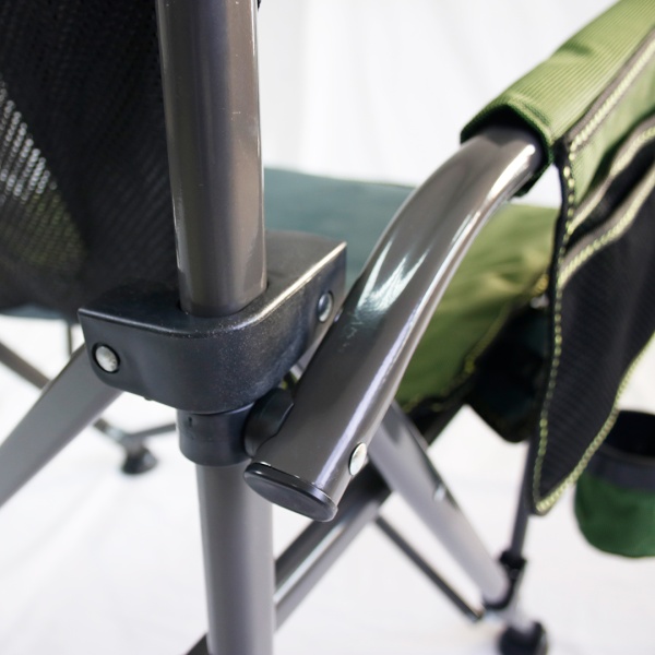 raskladnoe_kreslo_s_podlokotnikami_s_metallicheskim_karkasom