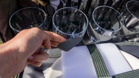 Сумка-холодильник с набором посуды на 4 человека