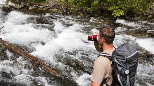 termokruzhka_nevakkumnaya_avtomobilnaya_bez_ruchki_tm_arktika_400ml_art_807_400_krasnaya