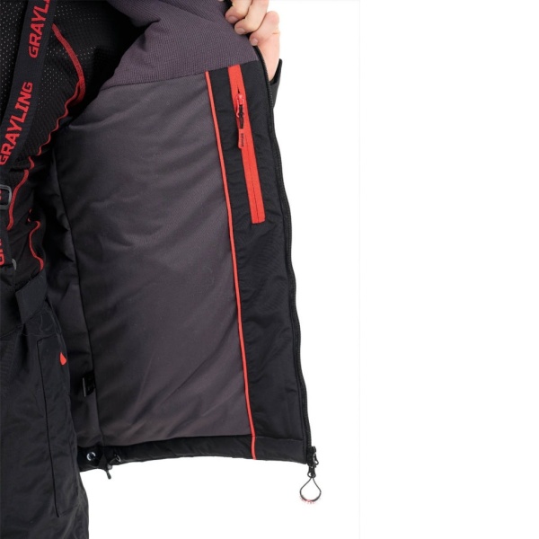 kostyum_magellan_neylon_cherno_krasnyy_s_vyshivkoy_grayling