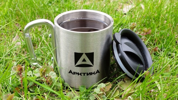 termokruzhka_nevakkumnaya_tm_arktika_300_ml_art_801_300k_s_karabinom